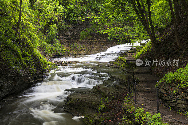 纽约伊萨卡的卡斯卡迪拉峡谷自然地区的瀑布