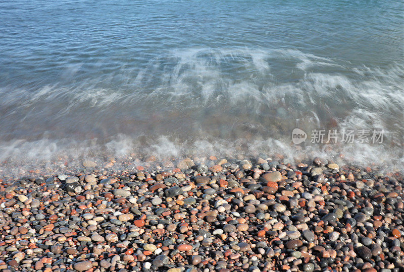 海浪拍打着海岸上的卵石