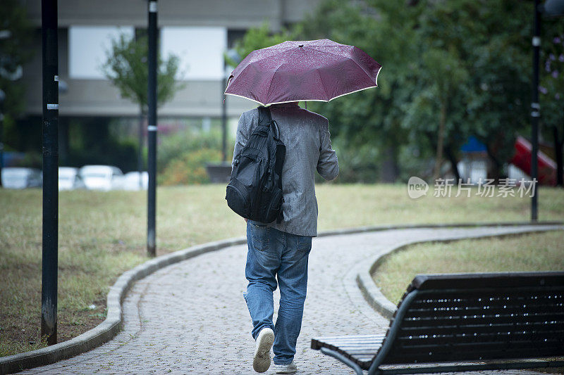 雨中行走的商人