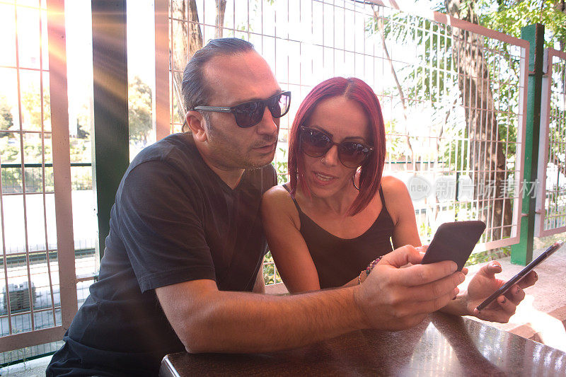 幸福夫妻看手机。