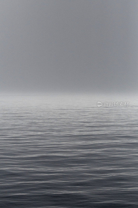 平静，禅意似灰色朦胧的海洋。波纹材质