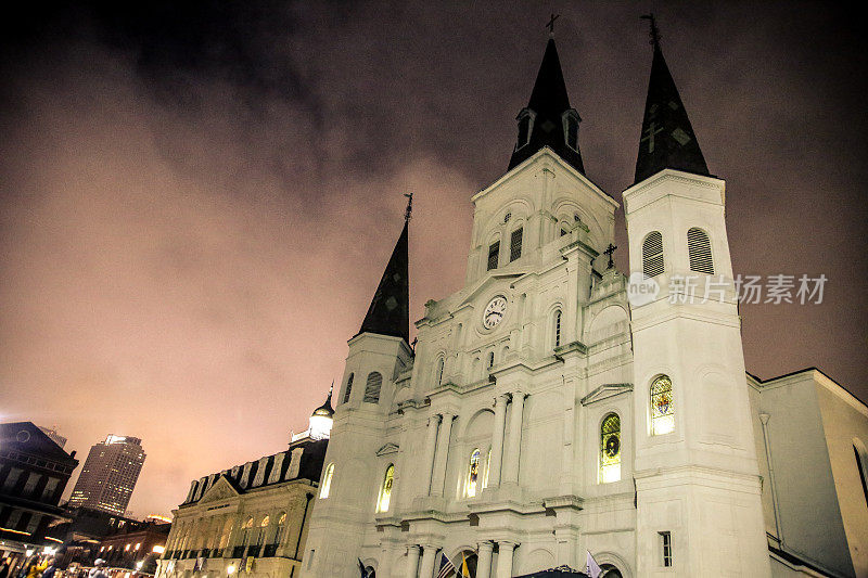 圣路易斯大教堂，杰克逊广场，新奥尔良，夜，粉红雾
