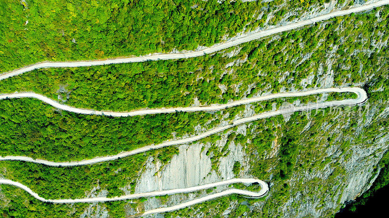 鸟瞰图山上蜿蜒的道路