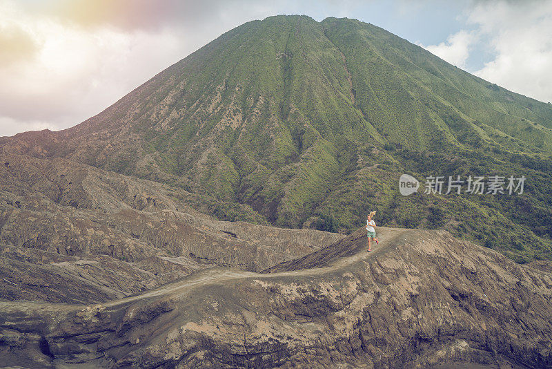 女人在火山景观上跑步