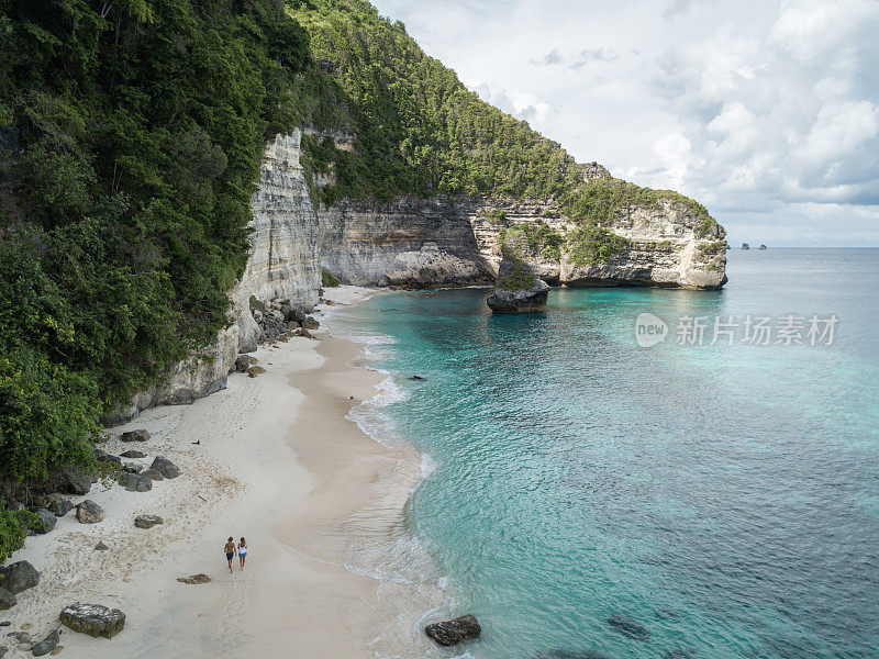 鸟瞰热带海滩上的年轻情侣享受度假和大自然，人们旅游探险的理念