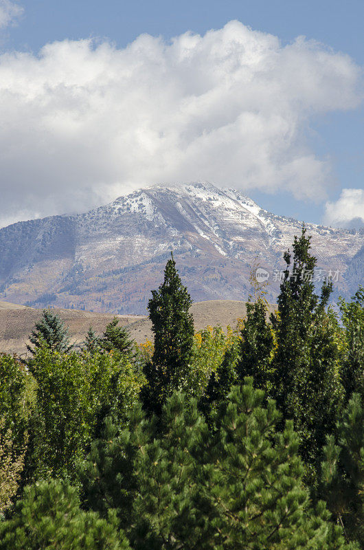 奥格登和犹他州盐湖城的山脉在秋天会下雪