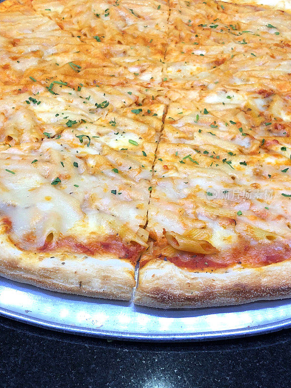 纽约风味的披萨配上新鲜的意大利面和奶酪