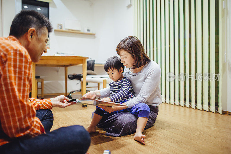 爷爷奶奶在家里给孙子读图画书