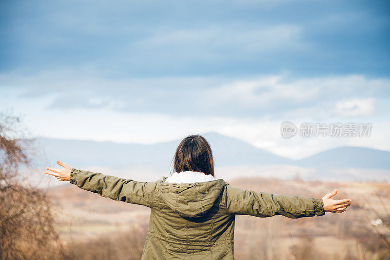 女人在大自然中张开双手