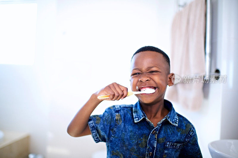 非洲6-7岁男孩刷牙前微笑