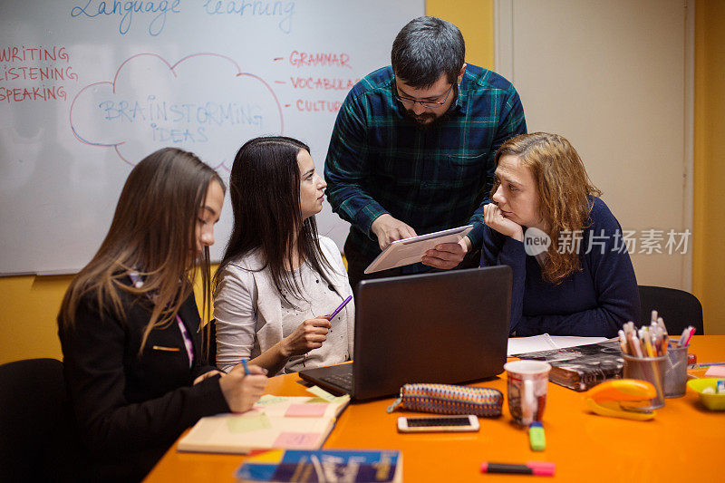 学生在导师的指导下准备考试