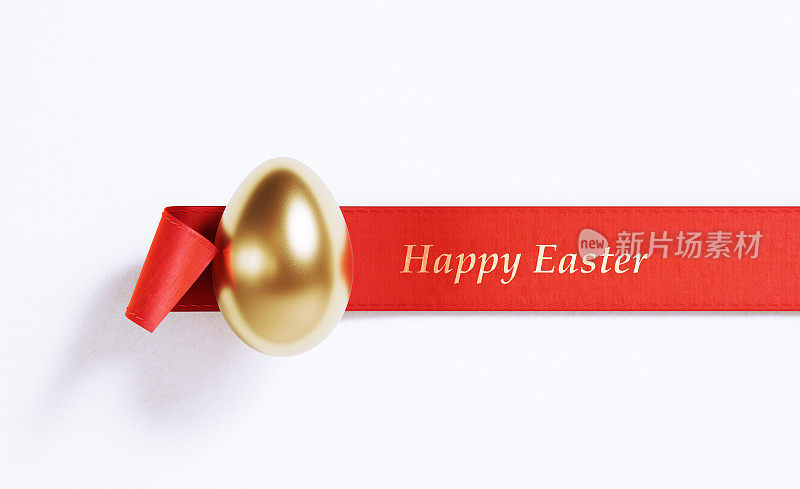 红色缎子横幅上的金色复活节彩蛋