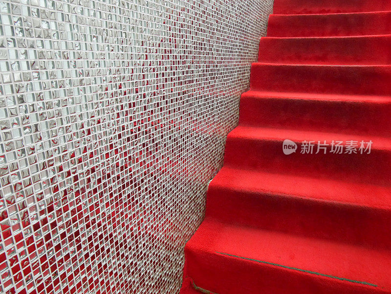 红地毯配墙和楼梯设计。