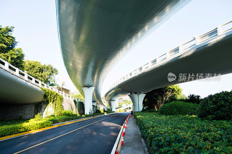 城市中的混凝土立交桥和高速公路