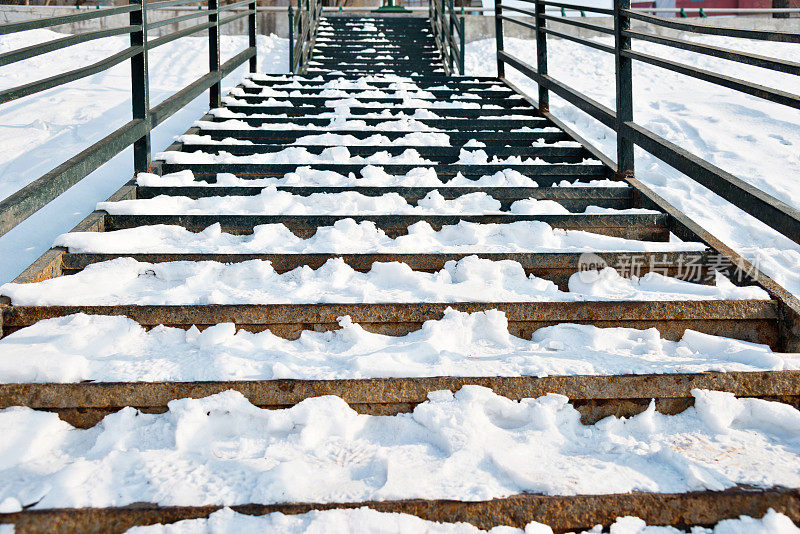 覆盖着积雪的石阶