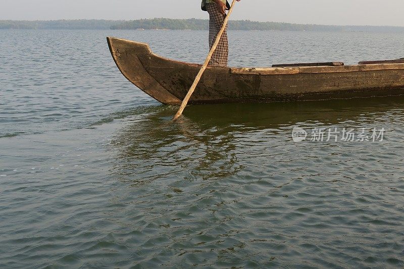 木船的形象，船夫通过喀拉拉邦回水，印度