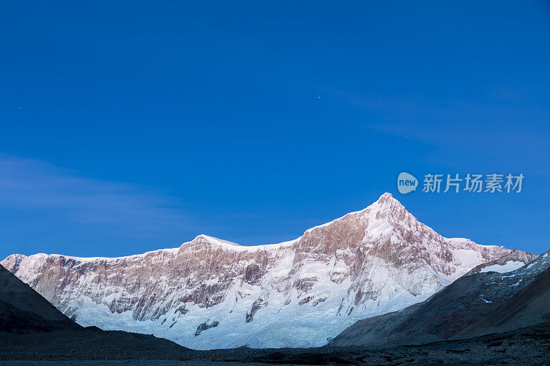 黎明时分，圣洛伦索山朝东