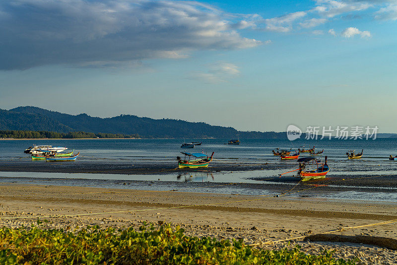 长尾船停泊在泰国Pakarang海滩外。