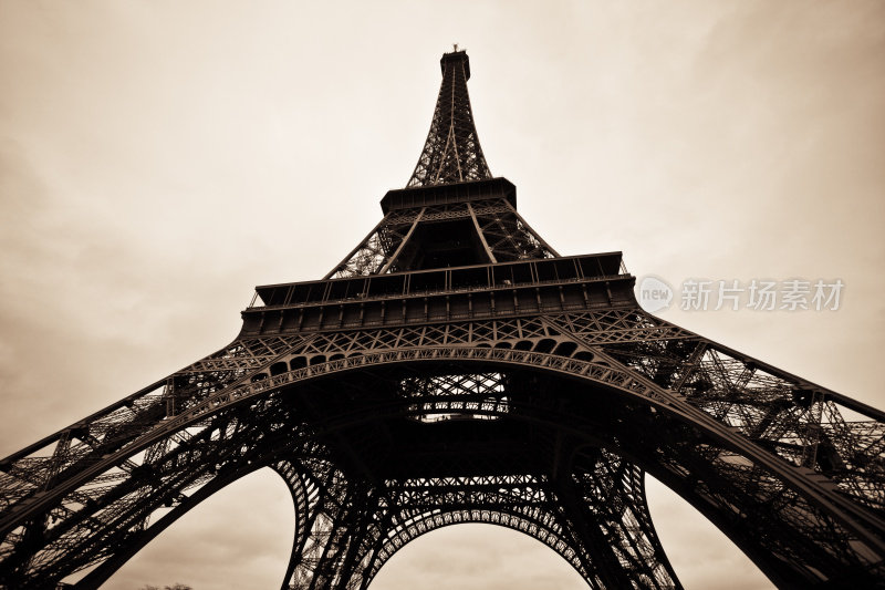巴黎埃菲尔的黑白之旅