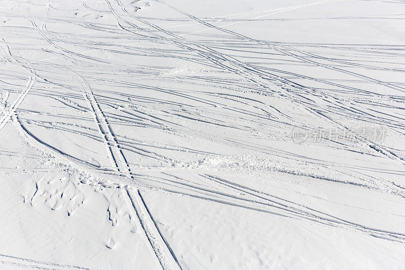 滑雪坡上留下痕迹，留下脚印