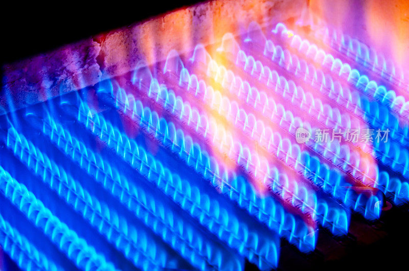 火由锅炉内的燃气燃烧器燃烧。