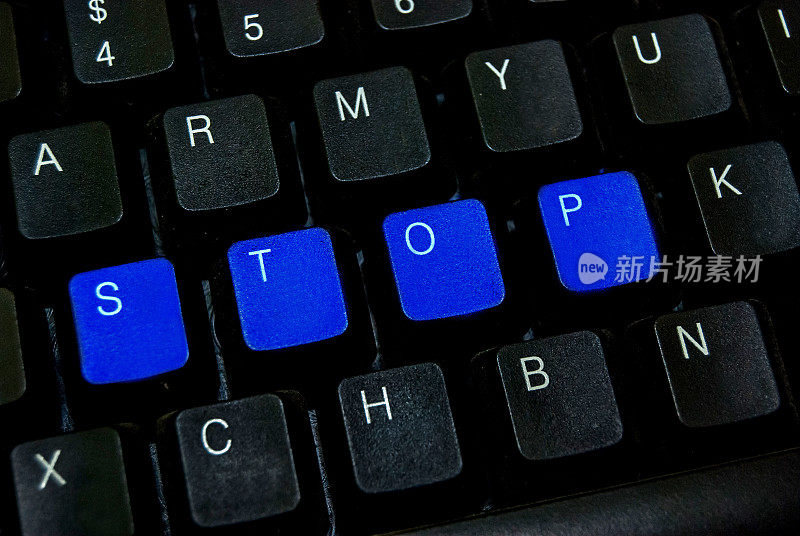 黑色电脑键盘上的蓝色按钮停止字