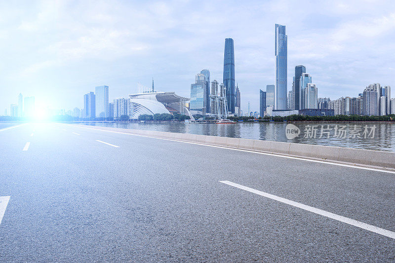 中国广州珠江新城的高速公路和天际线