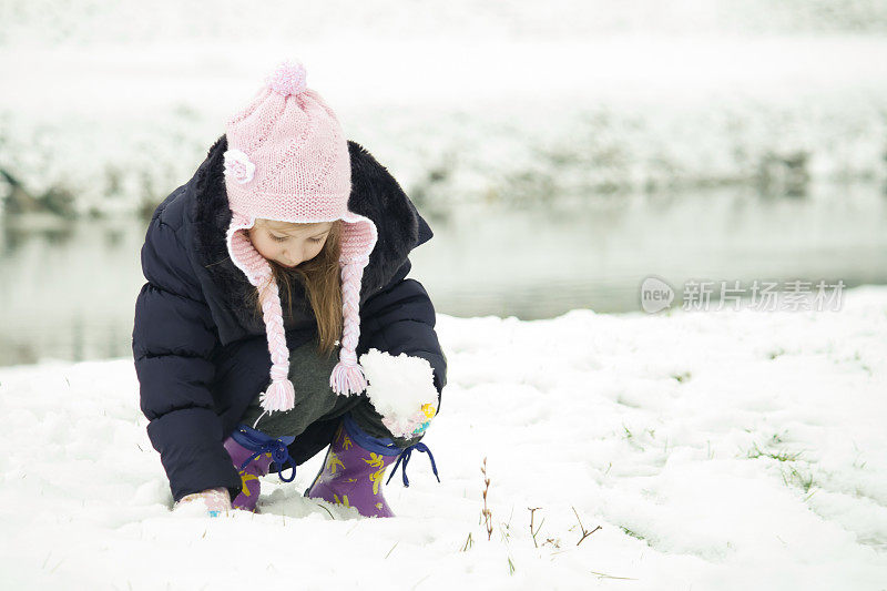 快乐的小女孩在堆雪球