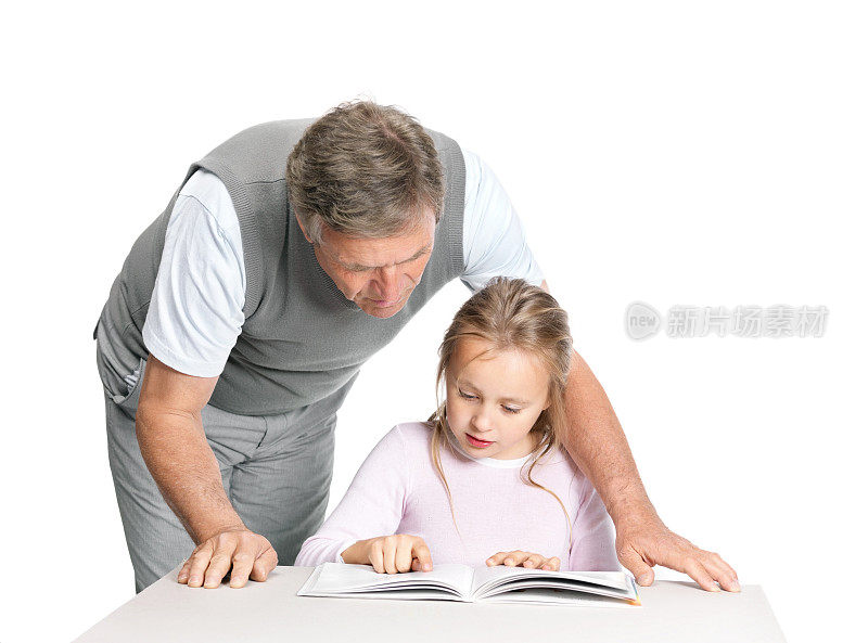 老人在帮她的孙女做作业