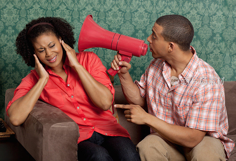 一个年轻人用扩音器对他的女朋友大喊大叫