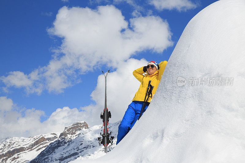 滑雪者在山顶休息