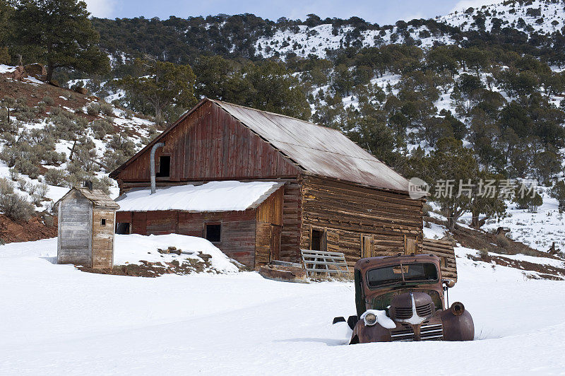 古董旧卡车生锈在原木小屋物业