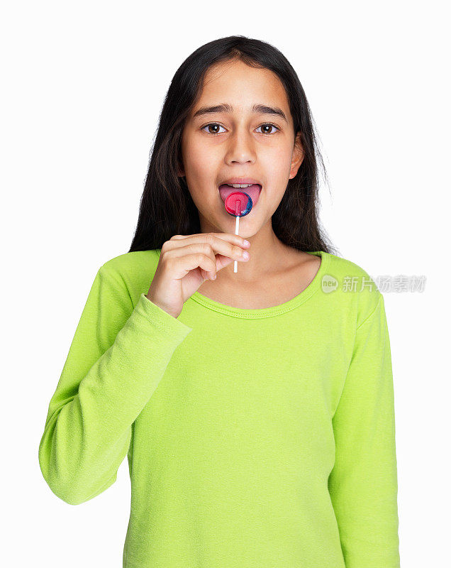可爱的混血小女孩在白人面前舔着棒棒糖
