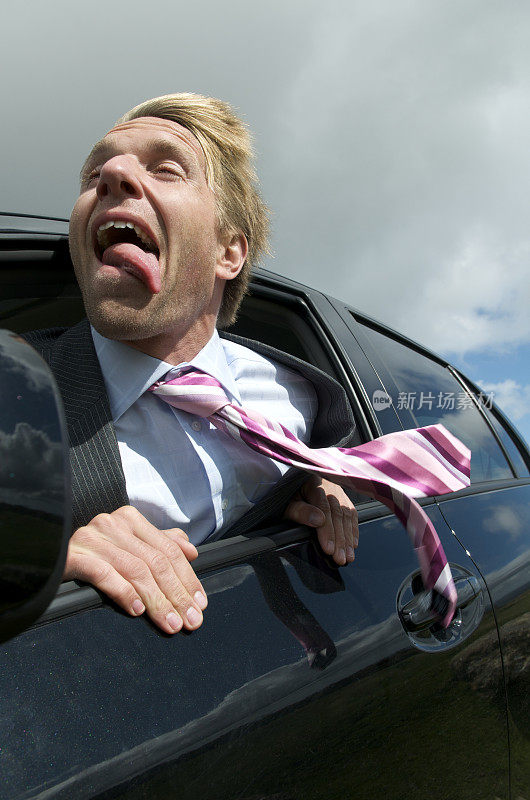 一男子将舌头伸出车窗外