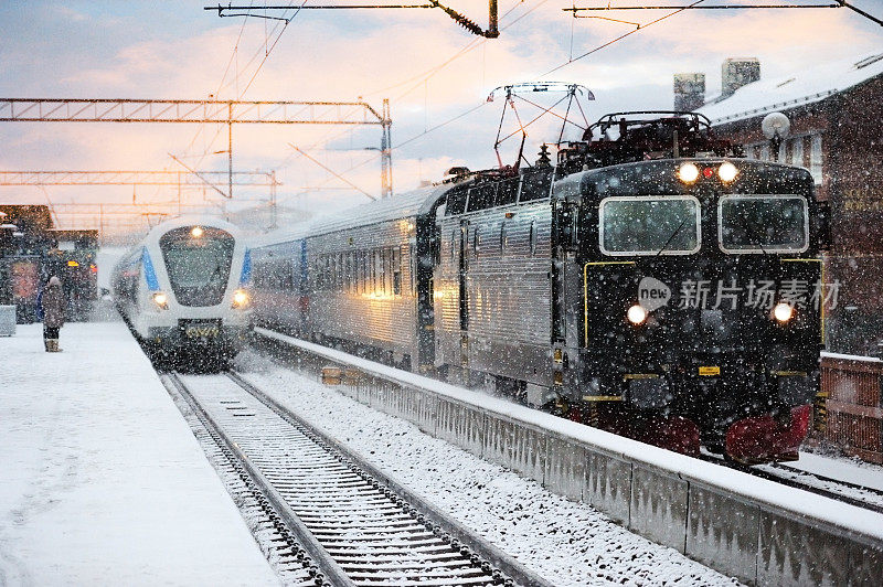 雪地列车靠近火车站站台