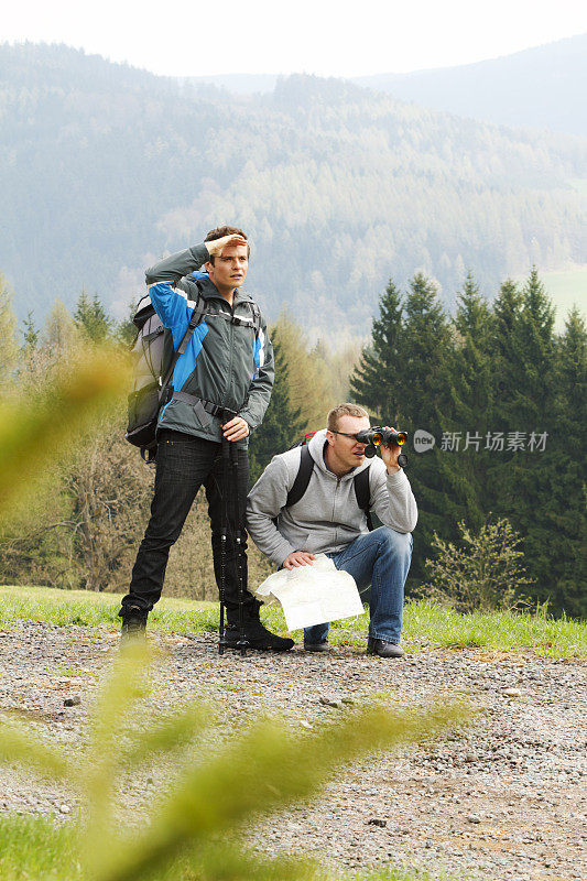 携带登山装备的游客