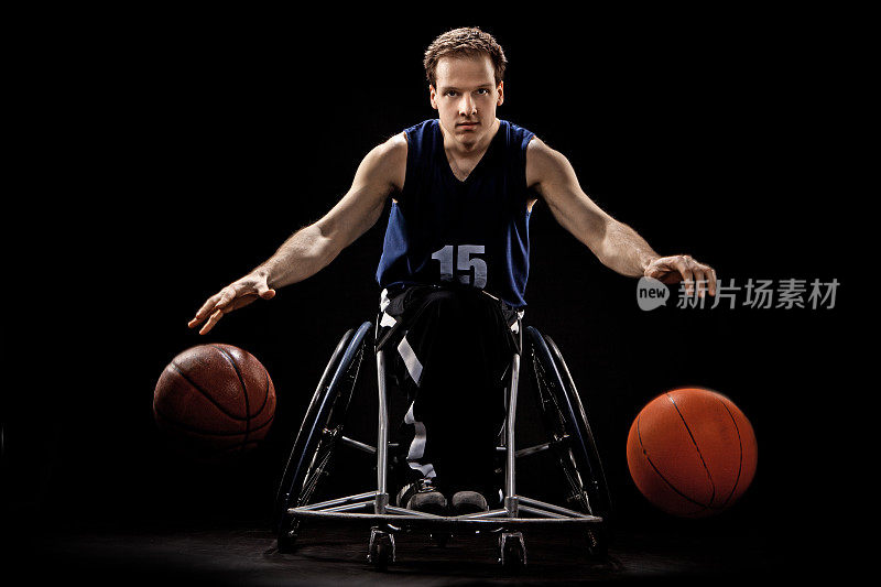 年轻的篮球轮椅运动员排球两个球
