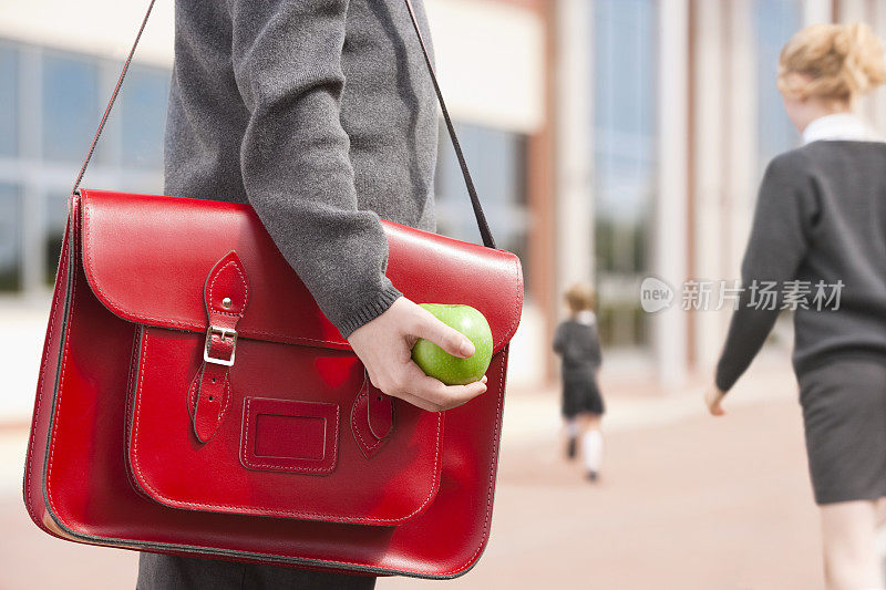 红书包，绿苹果——回到学校