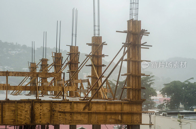 雨天正在施工的建筑