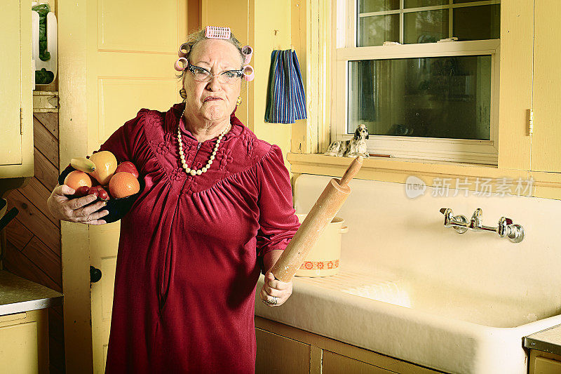 一个沮丧的奶奶站在厨房里，手里拿着一个滚筒