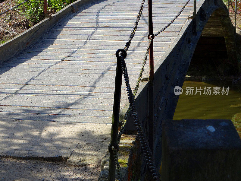 河上木桥的形象，铁链扶手，防滑甲板木材