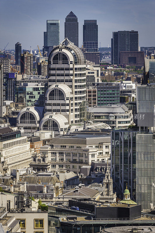伦敦摩天大楼拥挤的城市和金丝雀码头英国