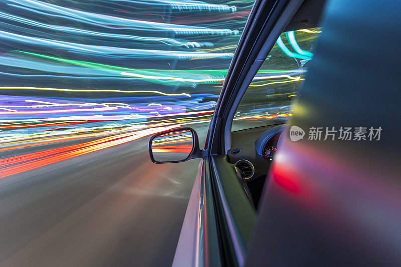 超速行驶的汽车穿过香港的夜晚
