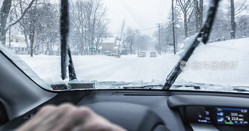 扫雪机皮卡十字路口在冬季暴风雪雪街