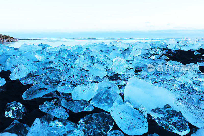 冰岛Jokulsarlon冰湖附近超现实的冰景观