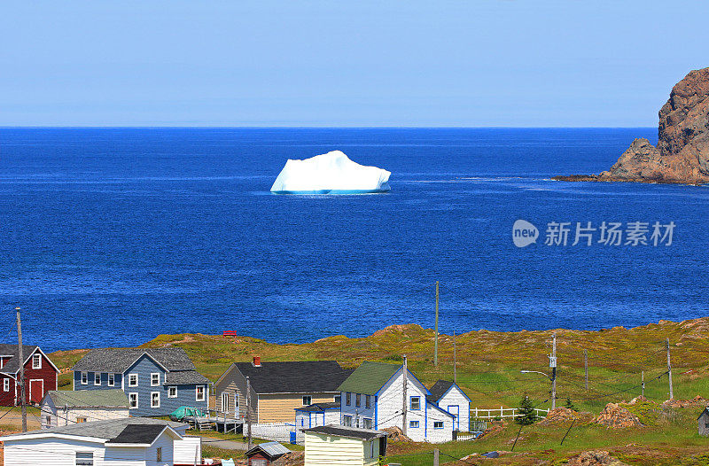 冰山靠近海岸，纽芬兰，加拿大