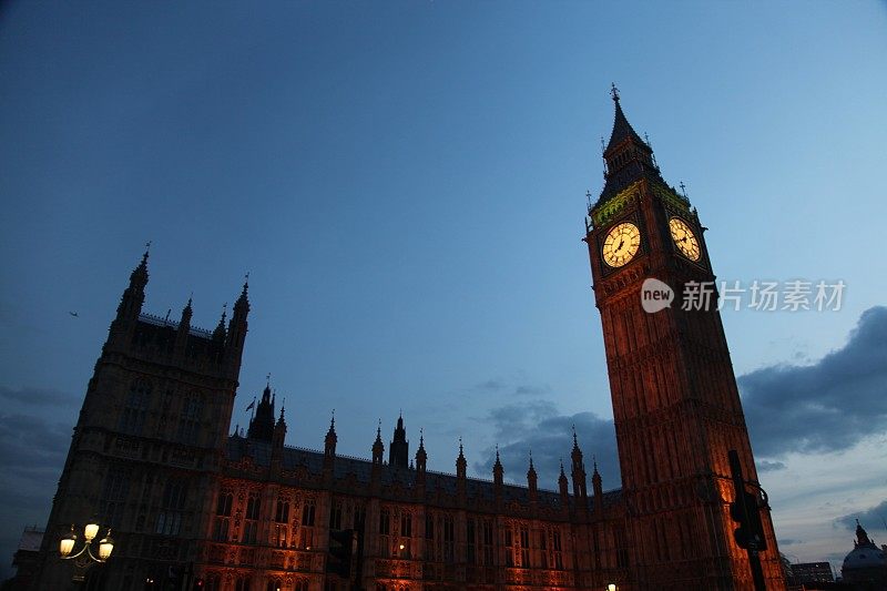 英国伦敦大本钟夜间交通威斯敏斯特桥风景