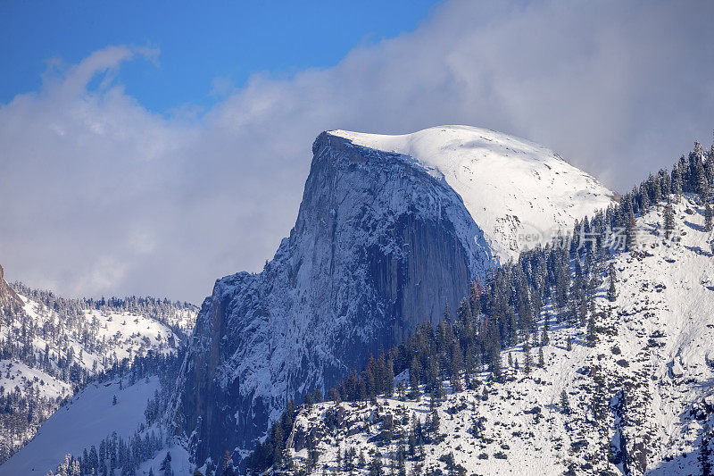 约塞米蒂半圆顶覆盖雪，加利福尼亚州