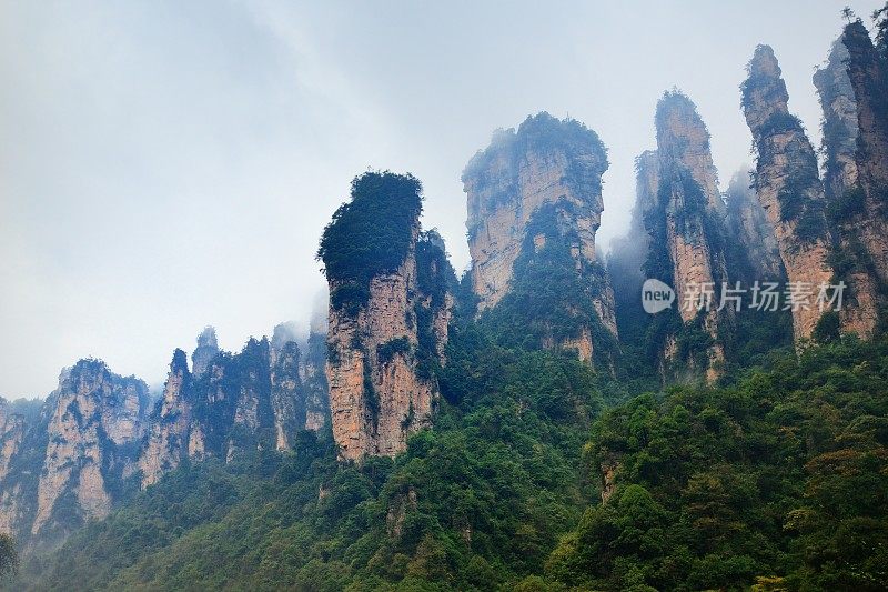 雨中的奇峰