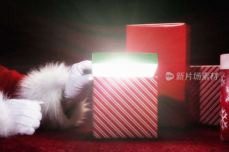 圣诞老人打开的发光的礼品盒